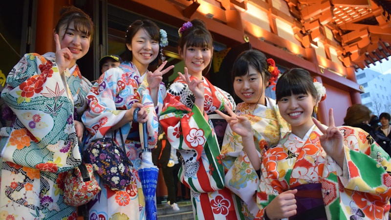 成人式は誰と行く?高校生のうちに知っておきたい定番パターンと決め方のコツ