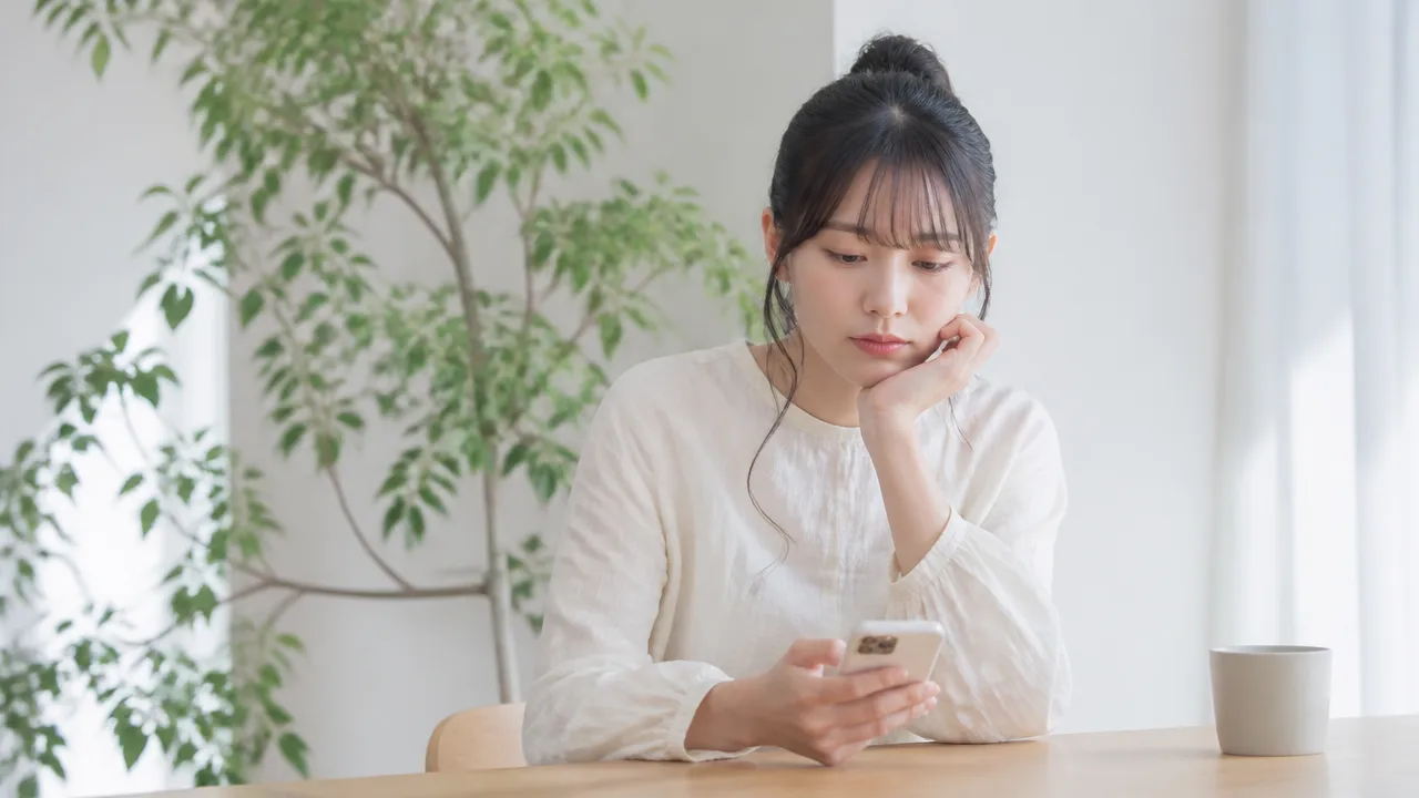 振ったのにLINEブロックしない男性心理は？脈ありとの違いも解説