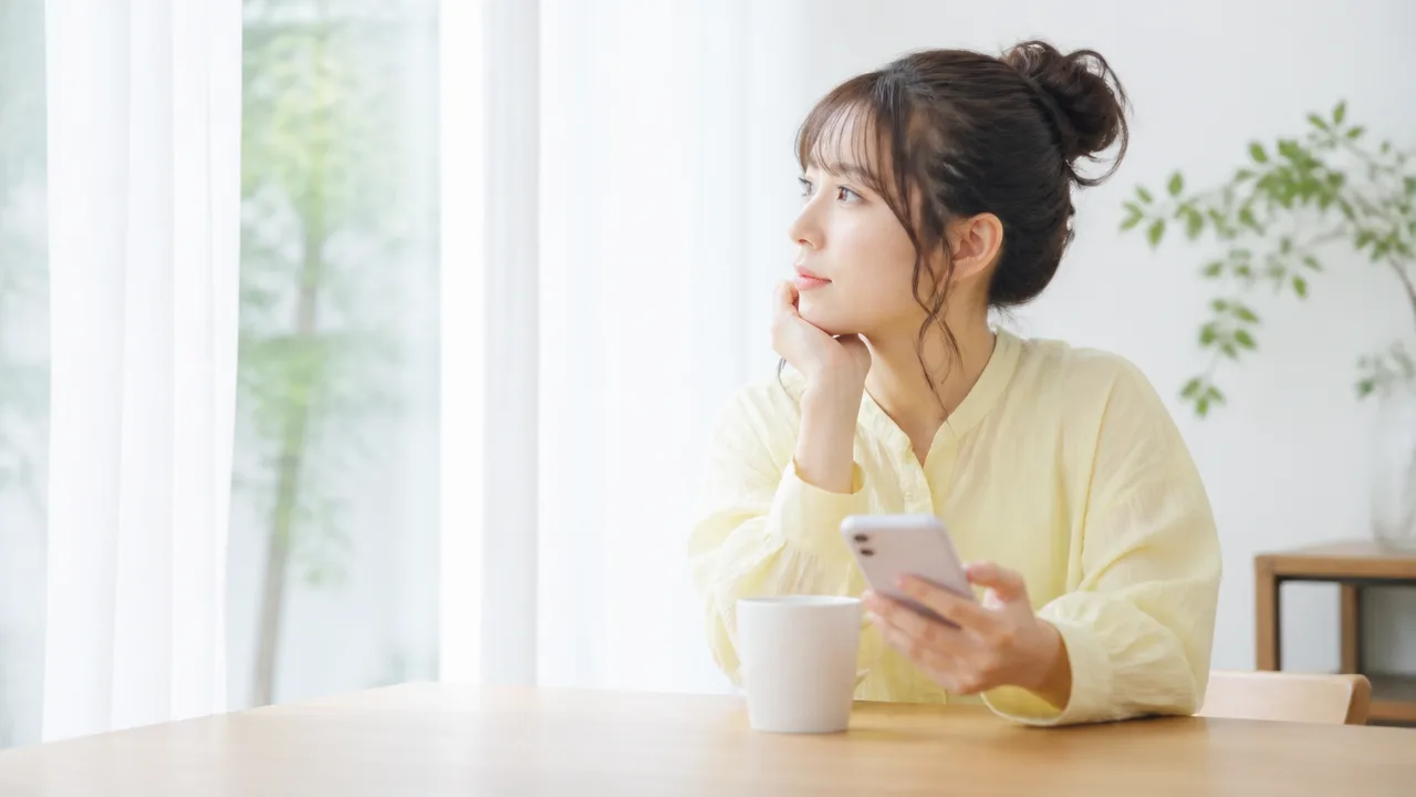 振ったのにLINEブロックしない男性心理は？脈ありとの違いも解説