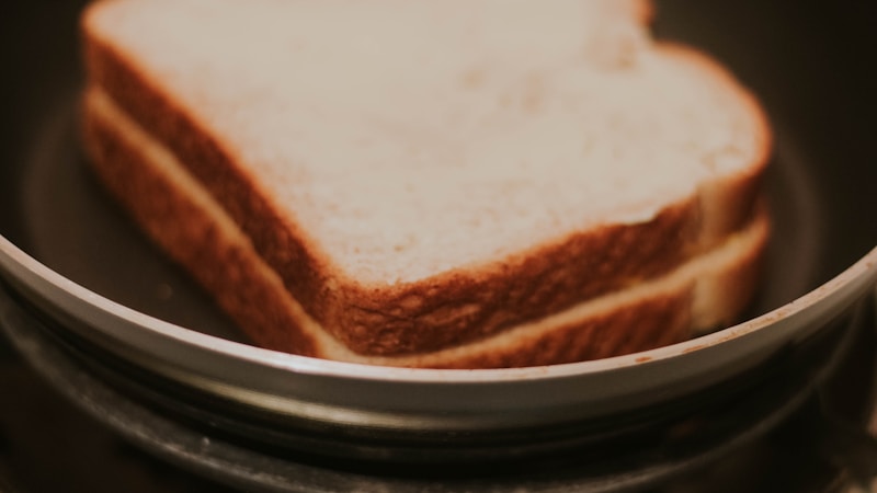 パンをフライパンでおいしく焼くコツ|ふっくら仕上げる焼き方と失敗しにくいポイント