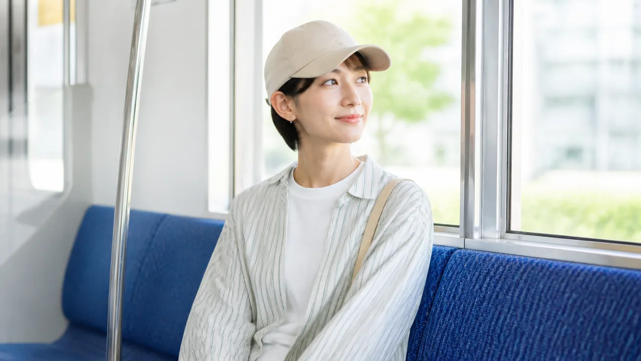 電車で帽子をかぶるのはマナー違反？気になる場面別の考え方