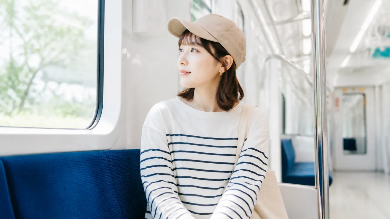 電車で帽子をかぶるのはマナー違反？気になる場面別の考え方